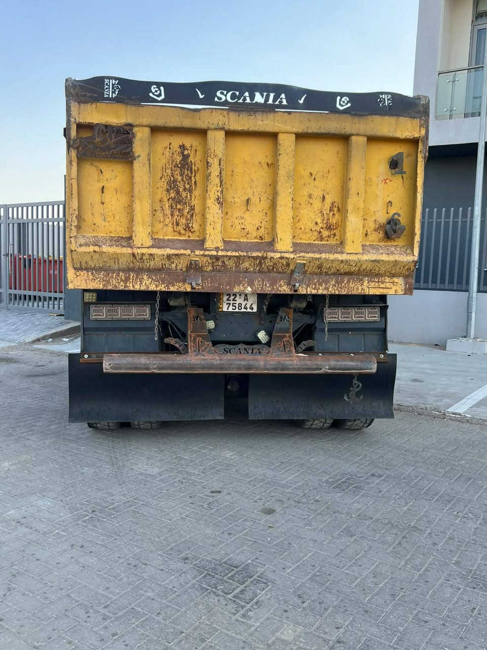 السلام عليكم سكانيا للبيع موديل ٢٠٠٣ مكفولة كفالة عامة رقم وهزه و فحص جديد سحال جوبلس مكينة انجكتر كير ٣/٣ تخم تاير ما نقصها شي  عنواني البصرة للاستفسار الاتصال ***********
