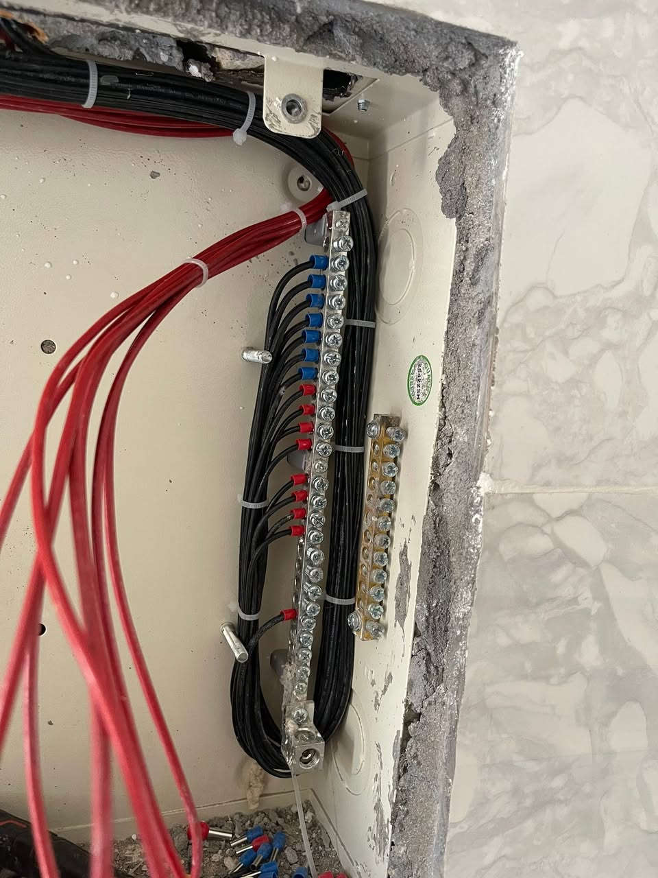 💡 تأسيسات كهربائية بمواصفات هندسية وأمان تام! 💡
إذا كنت تبني بيت العمر، تؤسس مشروعك الخاص، أو تدور على شغل نظيف ومضمون للمنشآت الكبيرة.. أنت في المكان الصحيح!
في "الزبير للتأسيسات الكهربائية"، نوفر لك خدمات متكاملة ومحترفة:
✅ نعمل في التأسيسات الكهربائية للمنازل، البنايات، والمدارس.
✅ تأسيس وصيانة شبكات الكهرباء بأحدث الطرق والأنظمة الذكية.
✅ توزيع الأحمال بدقة عالية لتجنب أي مشاكل أو شورت مستقبلي.
✅ تنظيم وترتيب بوردات الكهرباء وقواطع الحماية بحرفية عصرية.
✅ التزام تام بالمواصفات الهندسية وأسعار تنافسية تناسب الجميع.
📍 خدماتنا تغطي جميع مناطق البصرة (نصلك أينما كنت في المحافظة وأقضيتها).
لا تخاطر بأمان منشأتك، واختار الشغل المضمون اللي يخدمك العمر كله!
📞 للتواصل والاستفسار، اتصل بنا أو راسلنا واتساب:
***********
