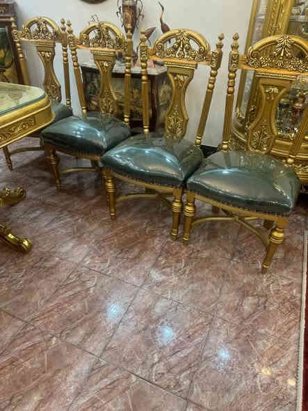 ميز طعام ٨كراسي خشب زان مصري نظيف جدا جدا
السعر مليون و٢٥٠ الف دينار 
***********
