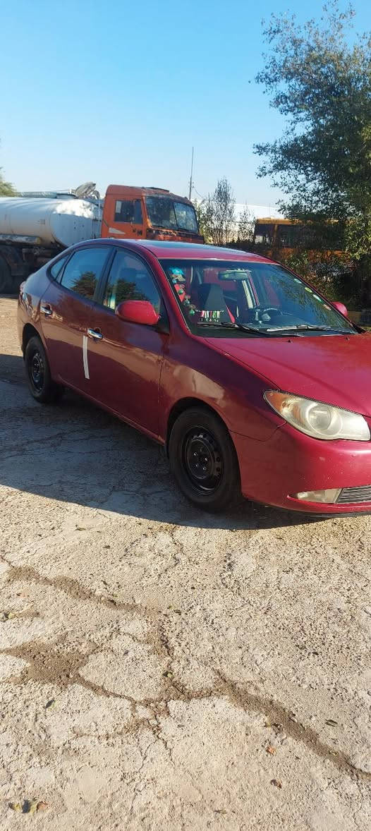 السلام عليكم.
النترا مقدس موديل 2007 بغداد محرك 2000 امريكي ظربتها باب وجاملغ خلفي. 
وهنا جاملغ خلفي  صبغ بيها بنيد وطفر 
موجوده بالمحموديه 
***********
