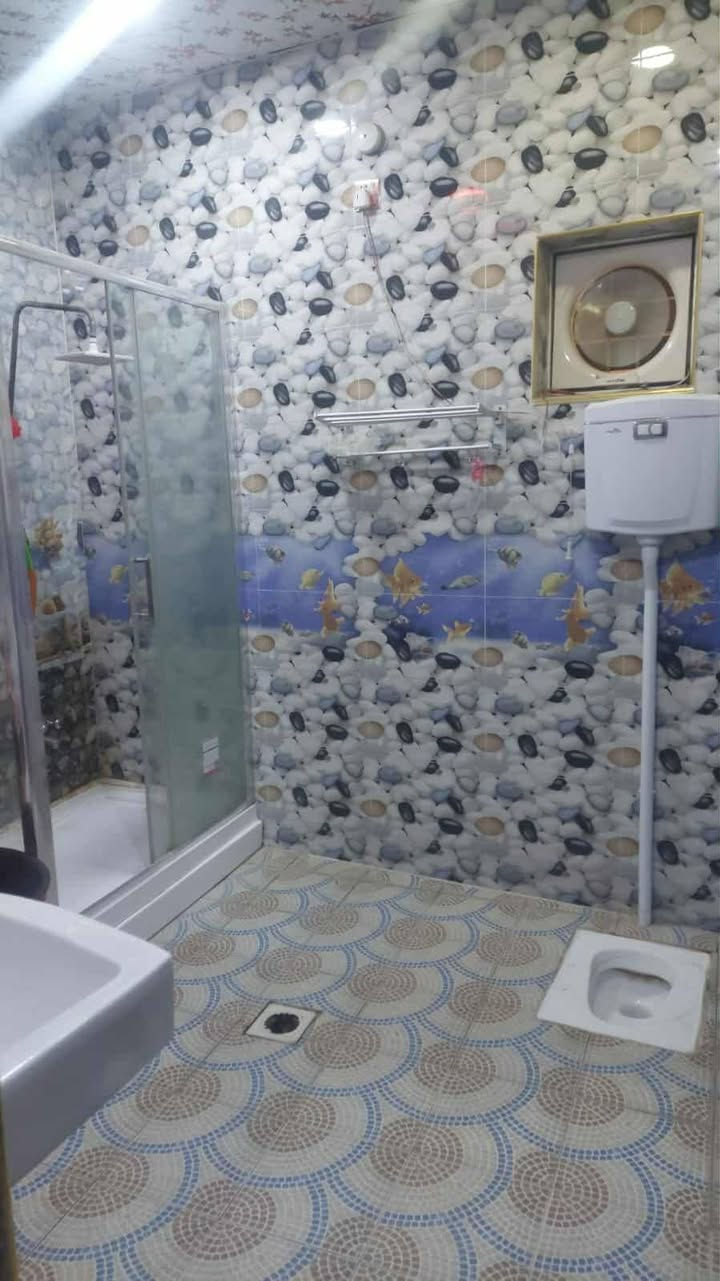 بناء البيت سنت 2018 بنيان جديد وجهته 10و النزل 6ونص مساحه 65 بناء كونكريت مسلح  ارضيه حصيره غرف 3 وصالتين مجمع صحي ومطبخ كله سيراميك وجبسن بورد 135 اقرب شي شارع الجسر  من شارع باته هم قريب عليه طابو صرف   السعر 135 نهيت النتصال على رقم ***********
