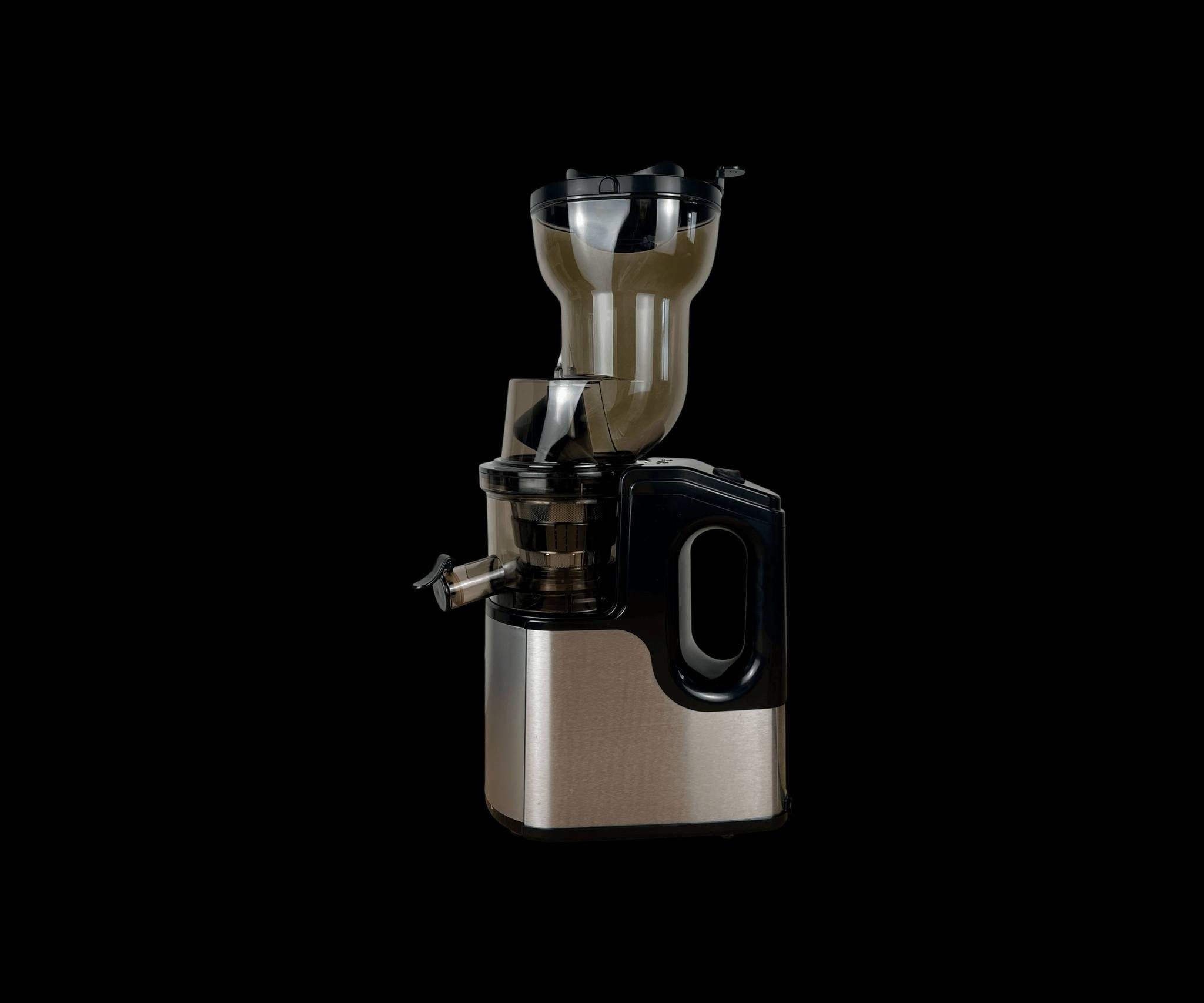 معصارة فواكه وخضروات بطيئة 1000 واط – فوهة واسعة 130 ملم – Silver Love HG-J002

عصر الفواكه الطازجة مثل البرتقال، التفاح، الرمان، العنب وغيرها.

عصر الخضروات مثل الجزر، الخيار، الشمندر والكرفس.

تحضير عصائر صحية يومية غنية بالعناصر الغذائية.

مزج أكثر من نوع فاكهة وخضار في نفس الوقت.

مناسبة للاستخدام المنزلي اليومي أو للعائلات الكبيرة.

فلتر ستانلس ستيل عالي الجودة لاستخلاص عصير نقي وقليل الرواسب.

نظام أمان مزدوج يمنع التشغيل عند التركيب غير الصحيح.

زر تشغيل أمامي (تشغيل  إيقاف  عكس) لمعالجة الانسداد بسهولة.

حاوية عصير وحاوية بقايا (لب) منفصلة.

قاعدة مانعة للانزلاق لثبات أكبر أثناء التشغيل.

هيكل خارجي بتصميم أنيق مع واجهة ستانلس ستيل.

السعر 64 الف دينار 

#التوصل_مجاني بغداد
التوصيل 3000 دينار محافظات

*********** واتس اب
