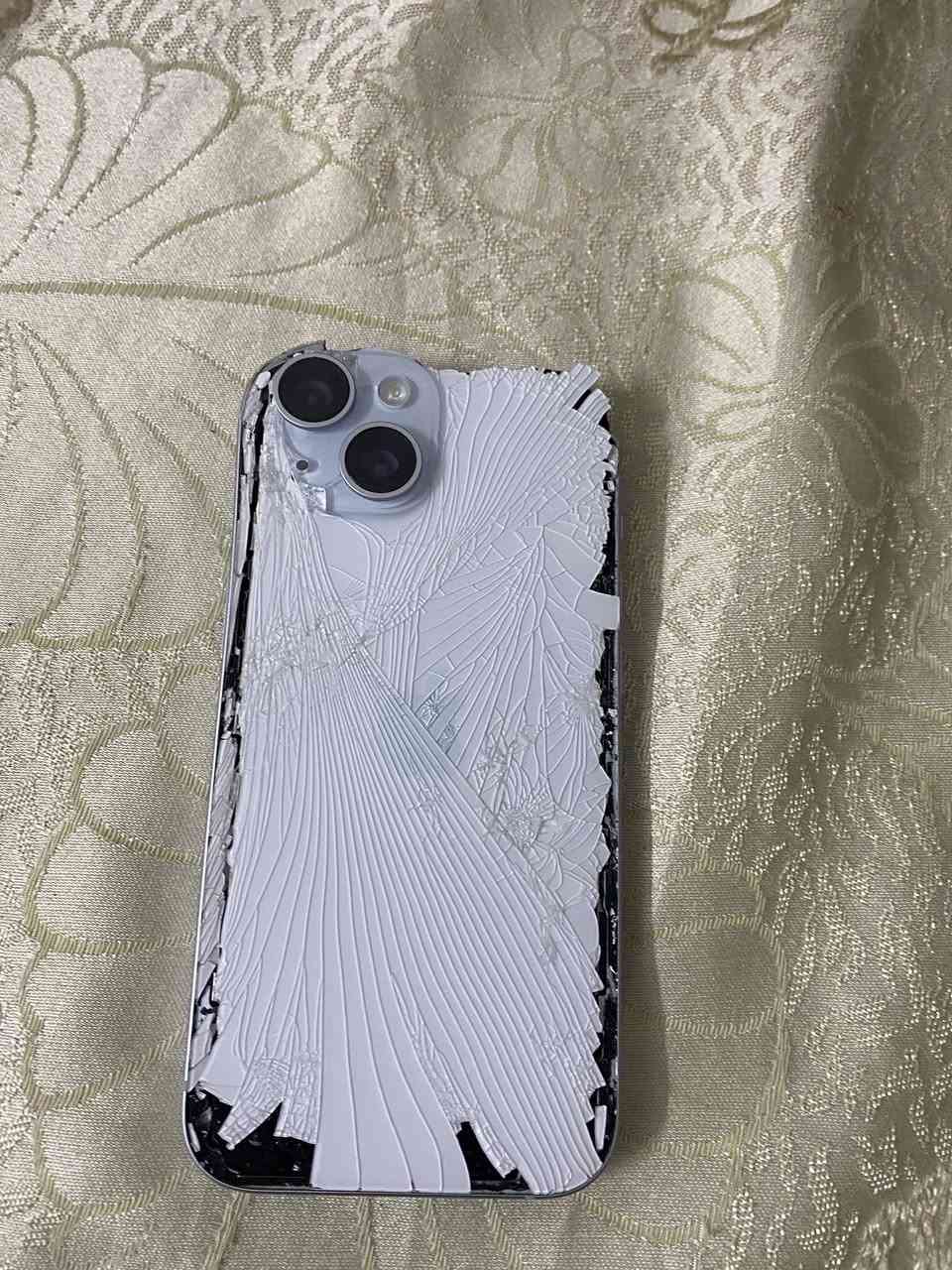 السلام عليكم اخوان للبيع ايفون 15العادي الجهاز بي عطل بالبورد وياخذ شحن وعلى هالحطه الجهاز ابيع فحم السعر 160وبي مجال مكان بغداد وتس ***********
