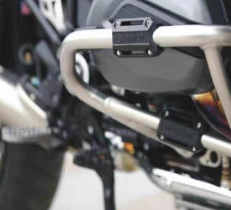 لكل عشاق الترحال والمغامرات بالدراجات النارية، تتوفر الآن قطع حماية الدعاميات (الأنجين كارد) لضمان حماية قصوى لدراجتك في حالات السقوط المفاجئ أو الاحتكاك.
مميزات القطعة:
​الماركة:  GIVI
​الوظيفة: تُثبت على الدعاميات المعدنية لمنع خدشها أو تضررها عند ملامسة الأرض.
​المادة: مصنوعة من بلاستيك مقوى عالي الجودة ومقاوم للصدمات.
​التوافق: تناسب معظم الدراجات التي تحتوي على دعاميات (Crash Bars) بقطر 22 ملم أو 25 ملم.
​سهولة التركيب: تُركب ببراغي بسيطة دون الحاجة لتعديلات على الدراجة.
سعر الزوج 15 الف


**إذا كنت صاحب هذا الإعلان وتريد حذفه لأي سبب، رجاءا أرسل رسالة إلى الدعم الفني**