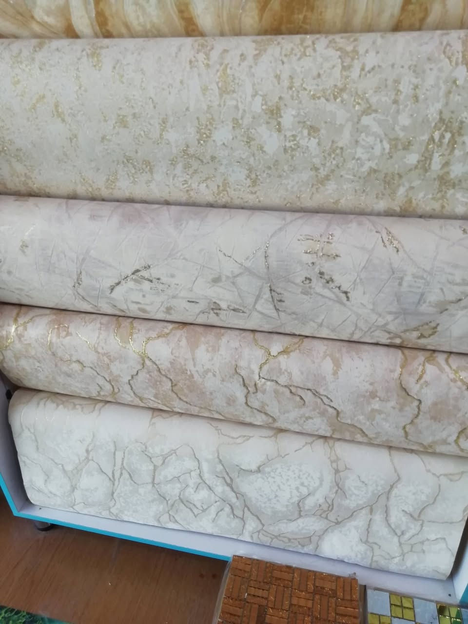 ورق جدران ايطالي المنشأ خامه ضخينه ونقشه بارزه 16م*1.6 600لفه 10الف مع الماده مع وجود زجاج متنوع وكورنيش فوم اسعار زهيده *********** تصفيه مخزن
