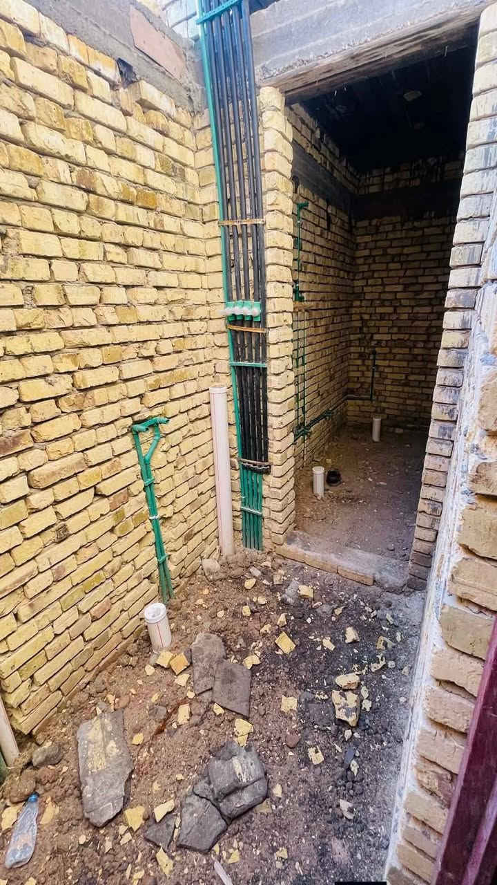 السلام عليكم يوجد بيت للبيع طابو أسهم المكان حي الامير  المساحه 200 متر قرب جسر ابو جديبه يتكون من غرفتين وصاله ومطبخ حار وبارد وديوانيه وصحيات داخليه وخارجيه ومنور السعر 75 وبيه مجال الاستفسار ***********
