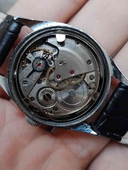 ساعتين تكويك للبيع شغالات سعر  ١٠٠ الف للحجز خاص او واتساب ***********.
