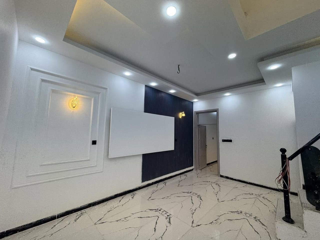 #اعلان_رقم_377
⚜️دار للبيـع  التقيـة الثالثة || طابـو زراعـي سـند 25 .
الدار مرقم بلدية وجهازة المعاملة للتطويب

⚜️مسـاحـه 100م واجة 5 نزال 20 
❗️العنوان / التقية الثالثة داخل مجمع الروان
يقع على شارع 15
⚜️ تفاصيـل || طابق واحد  كونكريت مسلح بناء درجة أولى ، غرفـة  وصالـة وأستقبـال ومطبـخ ومجموعتيـن صحيـات .

.
للأتصـال أو واتسـاب : ***********
