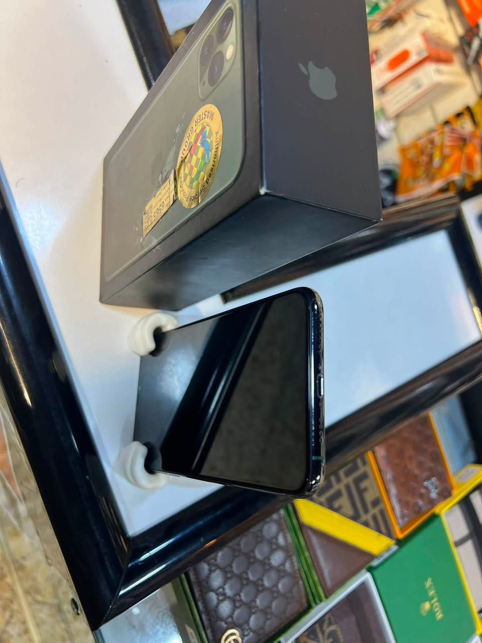📱 آيفون 11 برو ماكس (iPhone 11 Pro Max) بـسعر لُـقـطـة! 📱
للبيع جهاز نضيف جداً وبحالة الوكالة، تفاصيل الجهاز:
 الذاكرة: 256 جيجابايت (تكفيك وزايد).
 النظافة: الجهاز نضيف جداً ومفتوح نهائياً (شلع قلع بحالة بلاده).
 مقاومة الماء: ووتر بروف (Waterproof) شغال وجاهز للفحص.
 البطارية: 72% إبلادية أصلية (أداء مستقر وممتاز).
💸 السعر: 350 ألف دينار (وبي مجال قليل لـلـطـيـبـيـن 🤝).
🚚 التوصيل: متوفر لجميع محافظات العراق (وين ما تكون نوصلك).
للحجز أو الاستفسار، تواصل مع صاحب الجهاز مباشرة:
👤 أمير علي
📞 ***********
