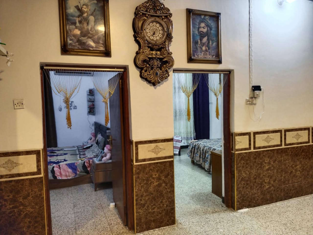 السلام عليكم بيت زراعي للبيع  سند 25 ومعامله كامله المساحه 300متر يحتوي عل استقبال ومطبخ وصاله و2غرف وصحيات خارجيه وحمام داخلي السعر 60وبي مجال للشراي الي حاب يستفسر خاص او يتصل عل الرقم *********** عنوانه ال حمد نزلت الشيخ سامي
