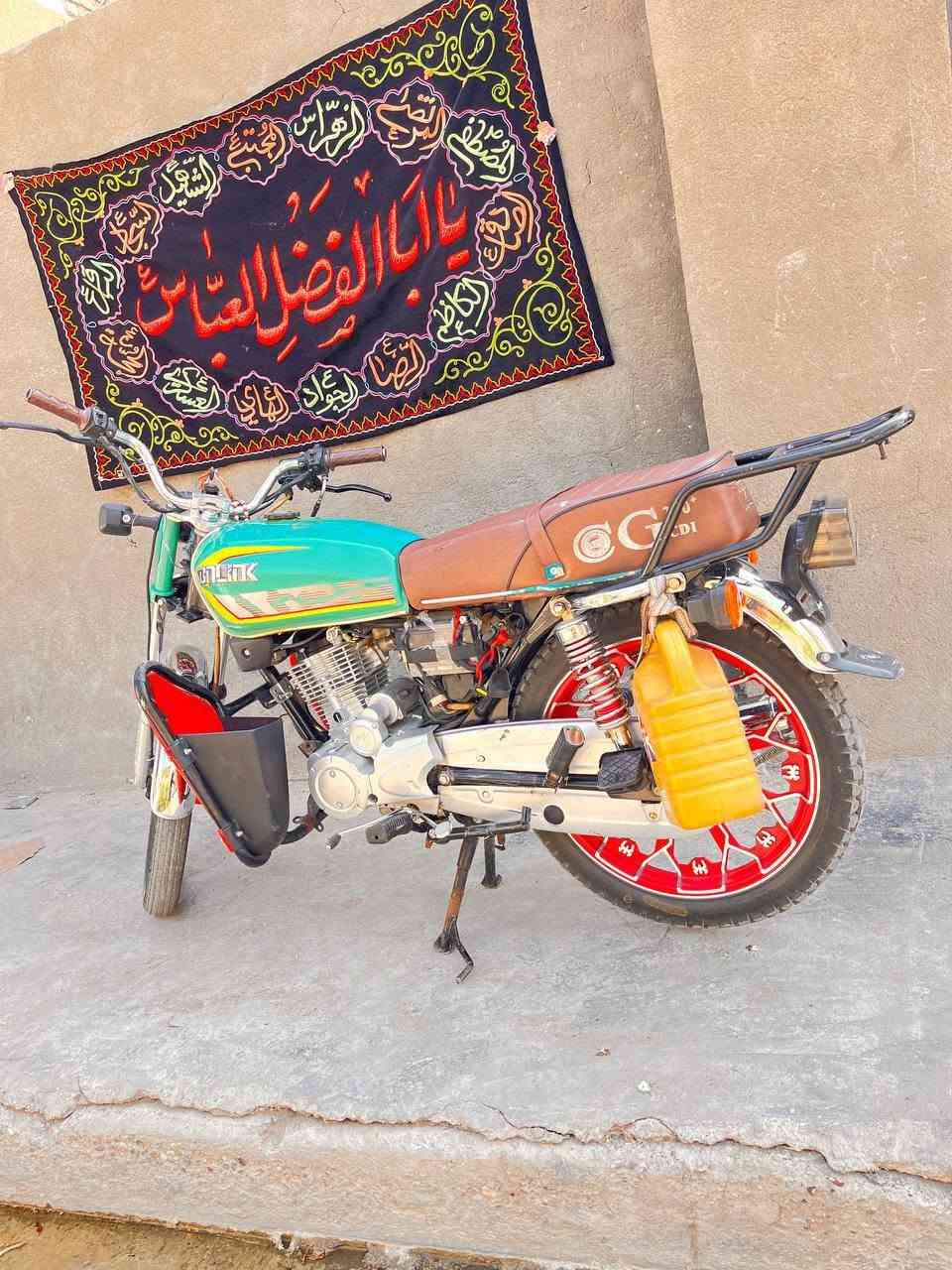 السلام عليكم
شباب دراجه سيفان موديل 2024 
وراق بيه
دراجه نضيفه كبل لشارع كهرباياته شغاله
مكينه مكفوله 
سعرها 550 وبيه مجال لشراي
بكاني بغداد كفائات العبيدي
رقمي ***********
