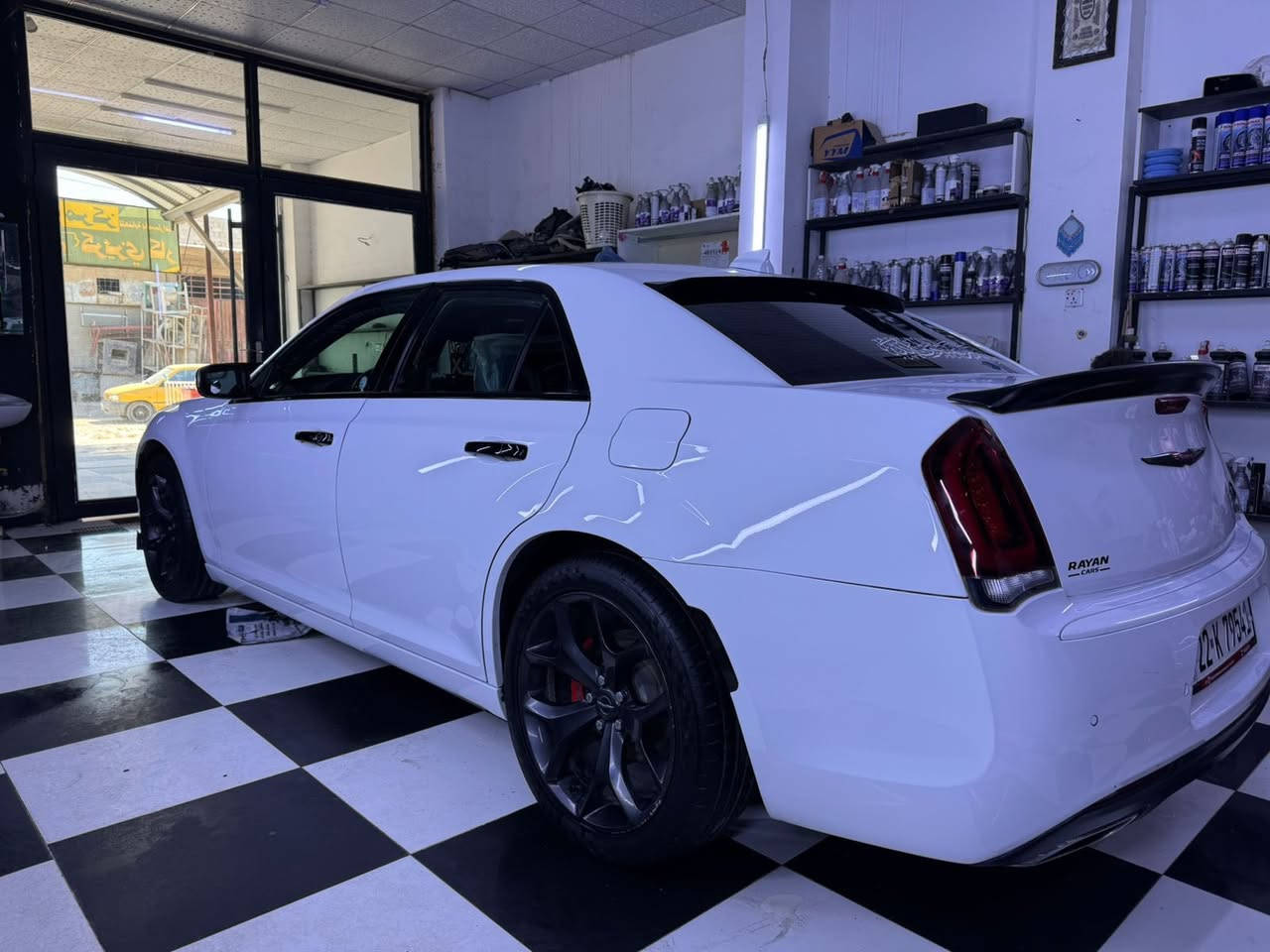 كرايسلر اوباما 300 2021
فول مواصفات 
المرغوب تور ويل
السونار مرفق مع الصور 
داخل جلد كشنات تدفىه 
سستم صوت عالي 
مضخم بالجنطه 
مرقم أربيل 
وارد كندي داخله كلين بدون ظربه بدون غرق 
محرك 6 سلندر 
مكان السياره كربلاء 
رقم صاحب السياره ***********
