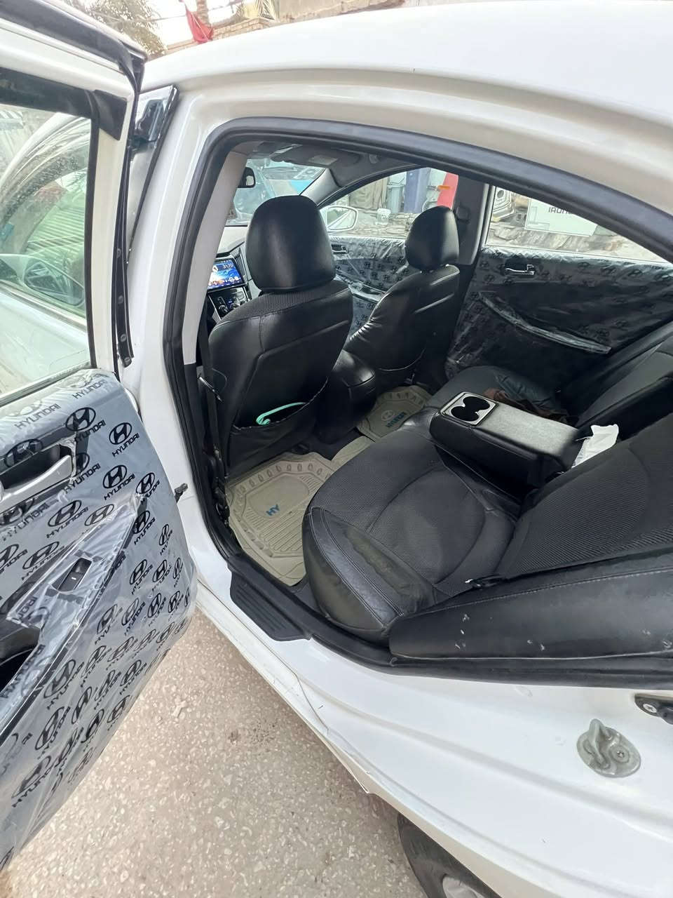 سلام عليكم …
سوناتا ٢٠١١ أمريكي ( مكينة GDi 2400جديدة 

گير جديد وحدادية جديدة السيارة ما ناقصها شيء 

رقم بغداد ( هزة جديدة . لوحات جدد . ب اسمي السيارة ) 

سيارة مال جناااي .. 

السيارة كدام عينك ..  بيها شكم قطعة 

أبيع حزام …  مكان كربلاء طويريج 

الما يعجبه السوك بي أشكال . 

السعر ٩٣ قفل … ❤️‍🔥
***********
