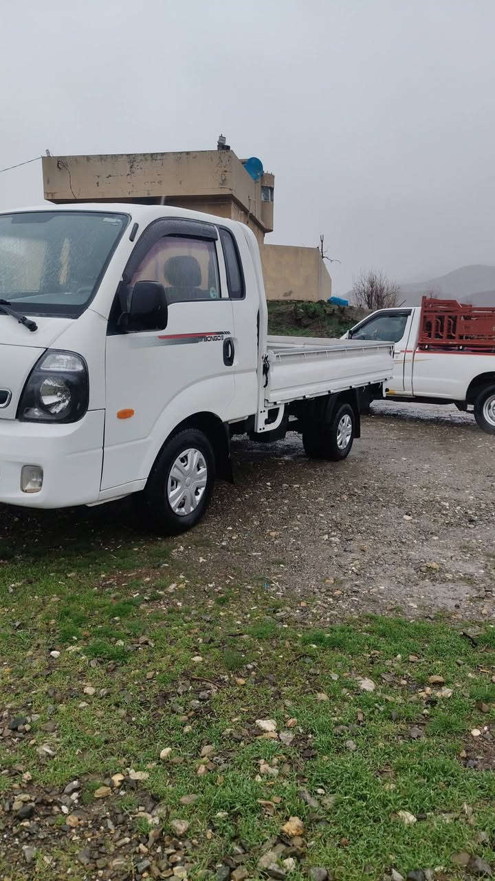 ماشاللە 2010ئەبو کلاج
مۆسەفات 2011
نمونە لەجوانی 
تازە داغڵ 
فول فول مۆسەفات
سەقف سەلە
کوشن هیتەر 
ئاوێنە هیتەر 
ناوبۆدی تیایە
تایەی تازە ماڵی دۆستە 
سەیارەکە 180هەزار ڕۆشتووە 
شوێن پێنجوێن
***********
***********
