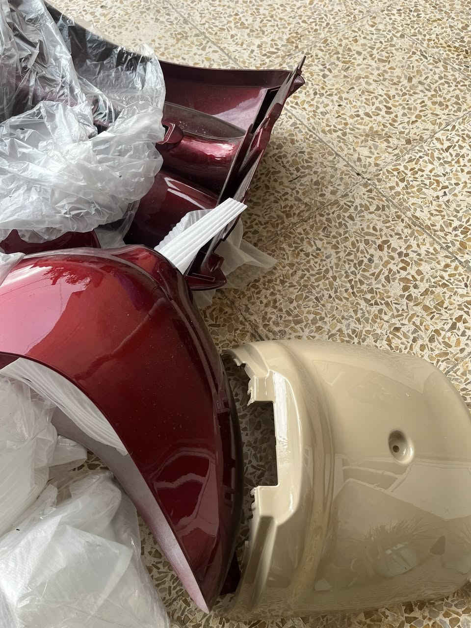 السلام عليكم 
كفر دراجه عبدالحليم جديد بل كارتون 
الكفر ممشدود ع دراجه الكفر بي قطعتين نقص بس الي هنه الجناحات وهاي النضافه مالته 
السعر ٥٠ 
الرقم***********
