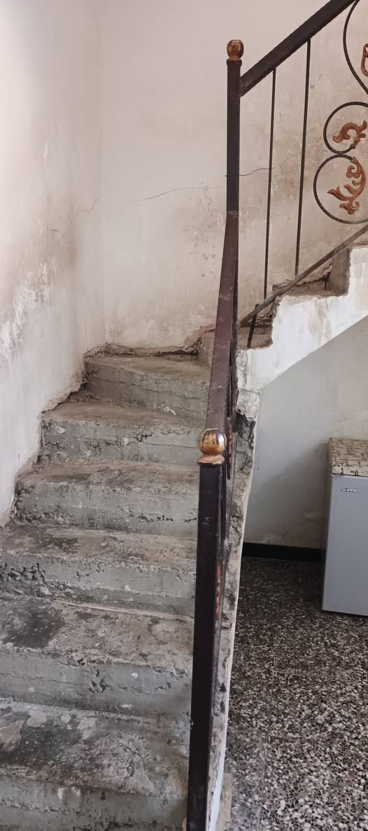 بيت ١٠٠متر الواجهه ٨ والنزال١٢٫٥ طابقين الاول صاله وغرفه نوم ومطبخ وصحيات والطابق الثاني ثلاثه غرف نوم وصحيات العنوان دوانم الشعله نهايه شارع بيت موزان قرب حسينيه انوار المصطفى السعر ٨٠ وبي مجال للاتصال***********
