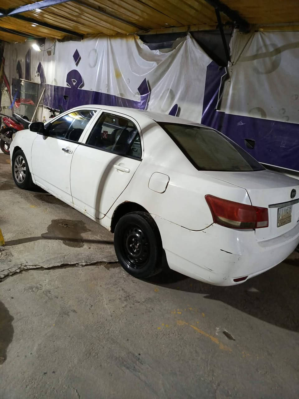 سلام عليكم
BYD G3    
 ابيض
رقم كربلاء الماني باسمي 

مكينة وكير خير من الله 
تبريد ثلج ❄️ جديد 
حدادية جديدة كلها 
كهربائية كلها شغالة 
 
لايت عالي وناصي كلها شغالة
مجاول جديدة بلكات جديدة 
مواصفاتها معروفة
ما ناقصها اي شي السيارة جاهزة من كلشي  
بيها صبغ شوية 
السعر35 وبيها مجال بسيط 
مكاني بابل مركز المدينه
متواجد على الفيس او واتساب 
                                                            ***********

