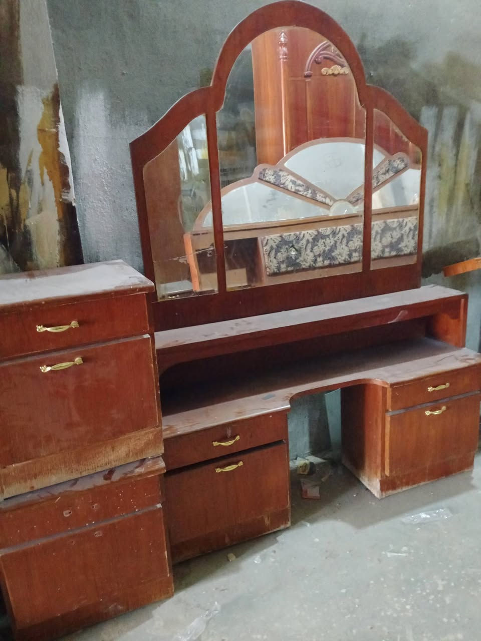 السلام عليكم ورحمة الله وبركاته غرفه نوم مستخدمه خمس أبواب طابق نضيف السعر 250 وبيها مجال ***********
