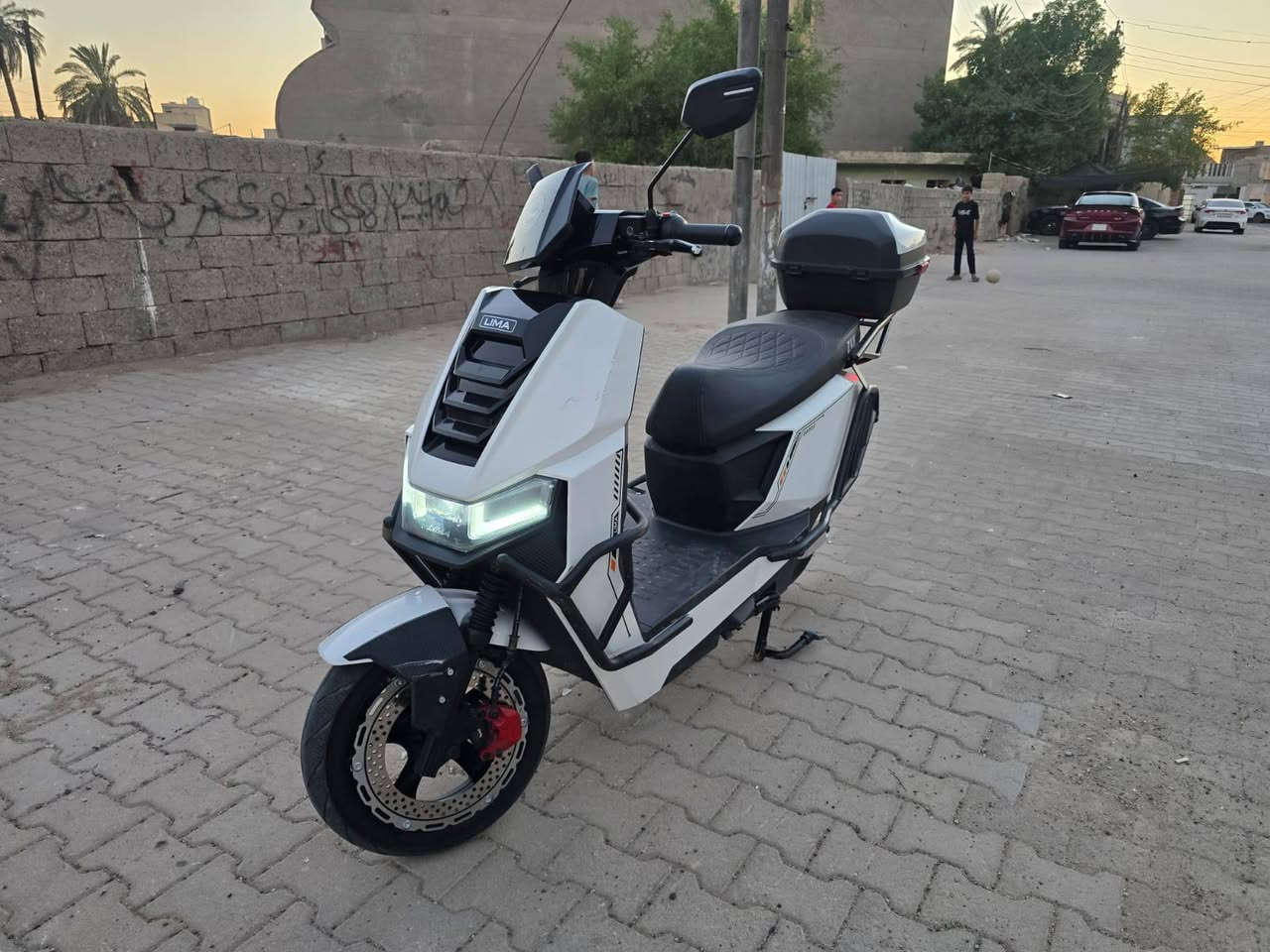 السلام عليكم دراجه شحن ليما كلش جديدة فول مواصفات 6بطاريات كرافين تقطع مسافه بالشحنه الواحدة80 كيلو سرعتهه 90 ضد الماء رقمي للتواصل ***********
