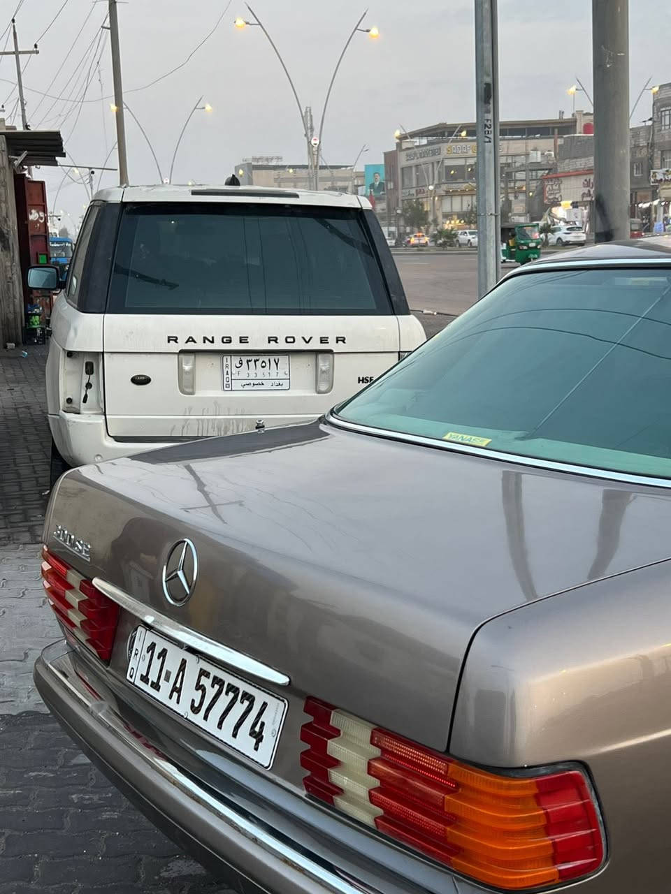 السلام عليكم للبيع مارسيدس جانبو باب قصير موديل 1988 رقم بغداد مميز مصبوغه عام جماليه فقط لا ظربه ولا تبديل محرك كير حداده تخم تاير منضومة بانزين توني مسويها سياره ما ناقصها شي راعيها موجود يمي سعر 100 وبيها مجال بسيط عنواني بصره زبير ***********
