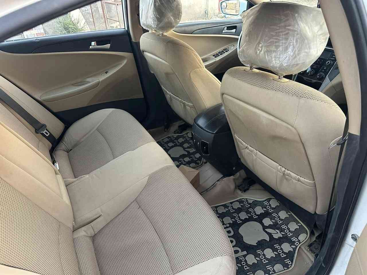 السلام عليكم سوناتا موديل 15 خليجيه مكيه دوش 2400 كير اي تي بيها ضربه جاملغ الخلفي وامامي وبيها رشات صبغ ابيع احزام رقم ميسان مميز سنويتها ل 28 راعيه موجود بالعماره يريد تحويل مكيه بيها كازكت حداديه جديده تبريد شغال سياره بنوراما مغلفها جماليه 
عنواني ميسان المجر الكبير 
رقمي ***********
سعرها 95 وبيها مجال
