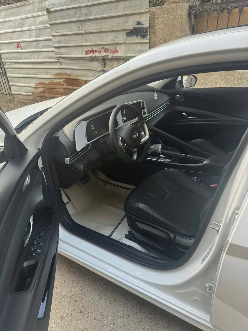 سلام عليكم 
النترا 2025 سيارة مكفولة عدا بارد بخشم البنيد فقط 
السعر 140 
عنوان بغداد حي الشهداء
للاستفسار اكثر 
***********
*********** الاسيا فقط واتس
