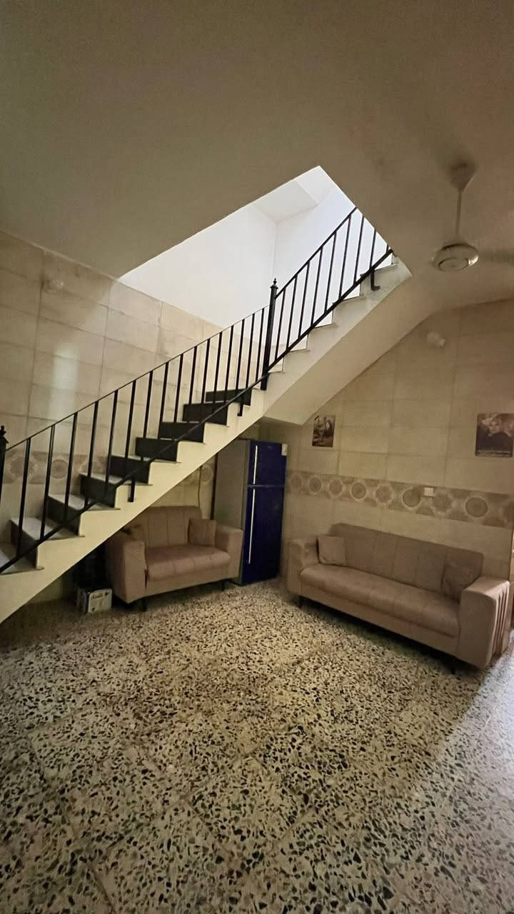 السلام عليكم بيت 60 بناء جديد متر زراعي مكانه الأمين  الثانيه نهايه شارع كرار الوائلي عارضه ب75 وبيه مجال البيت يحتوي ع طابق الأول استقبال وصاله حمام ترك جبير  طابق ثاني غرفتين  طابق ثالث بيتونه جبيره وسطح كامل من كل شي 

للأستفسار / ‭٠٧٧١ ٧٣٢ ١٦٦٩‬
