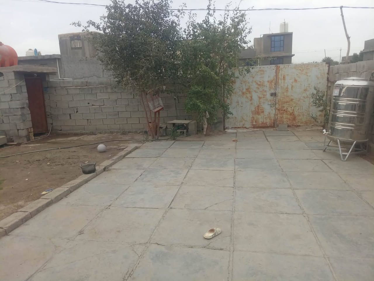 السلام عليكم دار لبيع مساحه ٢٥٠ م  رباط كونكريت 
يحتوي ع غرفتين وصاله ٤ /١٠مع  حمامات وحديقه بيت مال عائله وحده مع كافه الخدمات مولد خط يبعد عن مدرسه ٢٠٠ م  / المكان صويره في قريه العزه قرب محطه شرق البصره الاستفسار ***********
