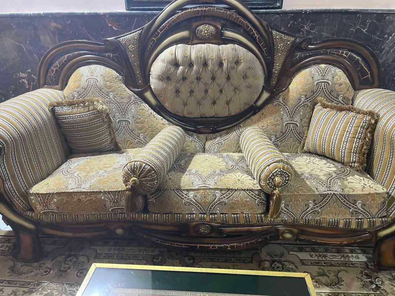 سلام عليكم تخم صناعه تركيه نضيف مقاعد اربعه اصغار واثنين كبار معه طبلات معه ميز تلفزيون وبوفيه سعر مليون 750 ألف وبيه مجال وهذا رقم *********** مكان الكاظمية
