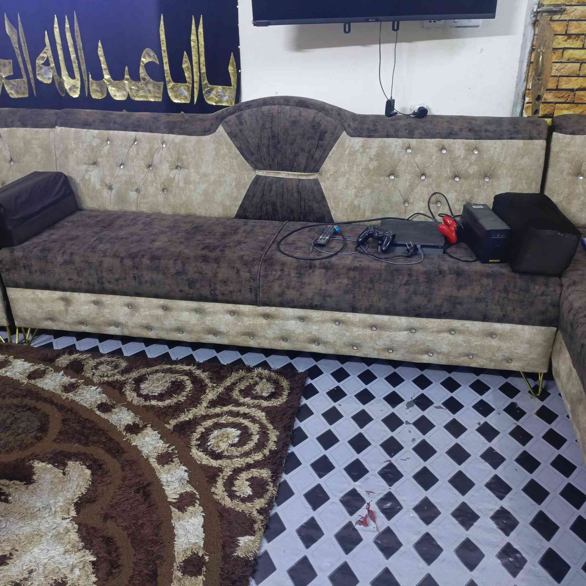 ديوان نضيف جدا سفنج اصلي اكسترا درجى اولى 28 مقعد السعر 850 بغداد الشرطة الخامسة ***********
