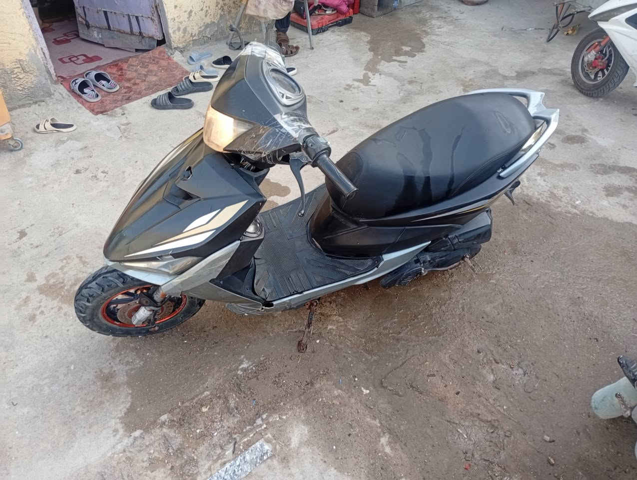سلام عليكم دراجه FS اوراق وبيها مجال سعرها 350 ***********

