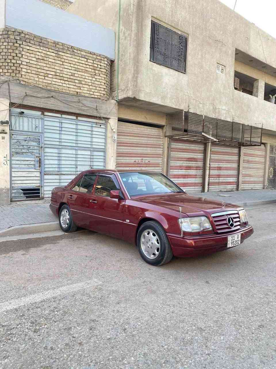 السلام عليكم مارسدس دب موديل 1993 السياره بيه مكانات صبغ بدون دواخل السياره جديده و على وضع الشركه قواعد الدبل بلاديات السياره كتلوكات الشركه بيها و الجناي يعرف شنو جاي
محرك قبق اسود المرغوب 
 اسولف السياره رقم بغداد بسمي تحويل ثاني يوم  وين ميعجبك السياره تبريد ثلج تخم تاير جديد ويل كب بلادي ختم شركه مارسدس مكان السياره بغداد رقم الهاتف ***********
