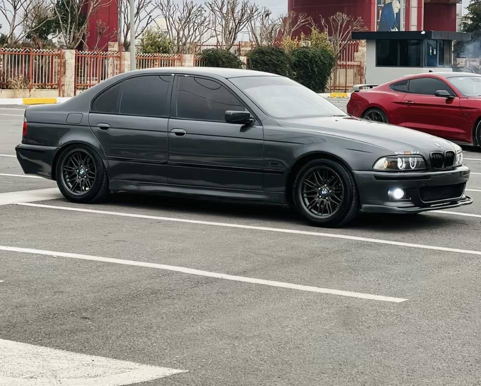 بیئێم سەقەر 528مەکینە لۆکککک مۆدیل ١٩٩٩ ئارم پلاستیک هەولێر گێر ئۆتۆماتیک سپۆرت عادی مواسەفات فولە بەس سلایت نیە گێرو مەکینەی بەشەرت سەیارەکە عامە بەس بۆ جوانی چەکوچی پێوە نیە رەنگی نەفتیە سعری۷٥ وەرەقەو کەمێک مەجال (***********)(***********)
