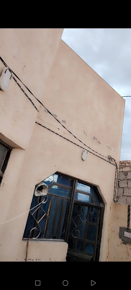 بيت بشارع المطار القديم قرب مجمع ابو عبد الله السكني موقع مميز جواريين ورده البيت مرزوق يحتوي على غرفه وصاله واستقبال وتخاريج مساحه البيت 135تجعيب وعكاده السعر 30 سيراميك كاشي سقوف ثانويه *********** للاستفسار
