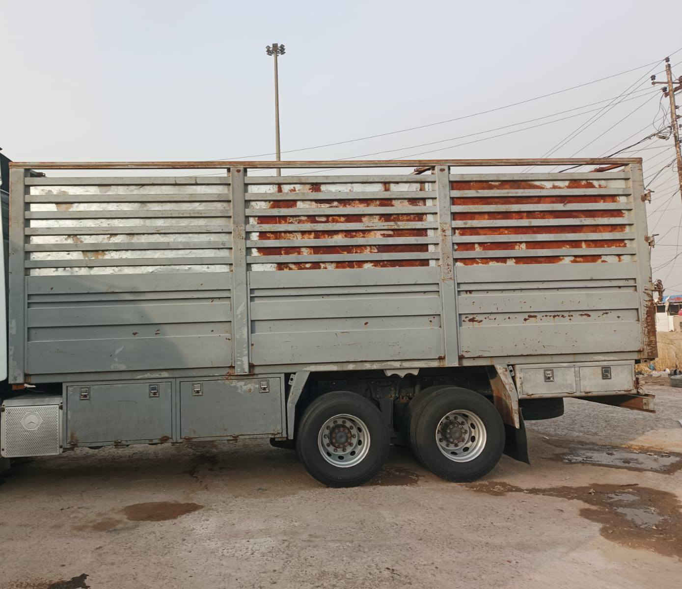 سلام عليكم بدي للبيع كامل جادر مطري  كامل مكمل بريص اربعه ونص  كول 37العرض مترتين ونص رتفاع مترتين   وتلاثين رقم الهاتف ***********
