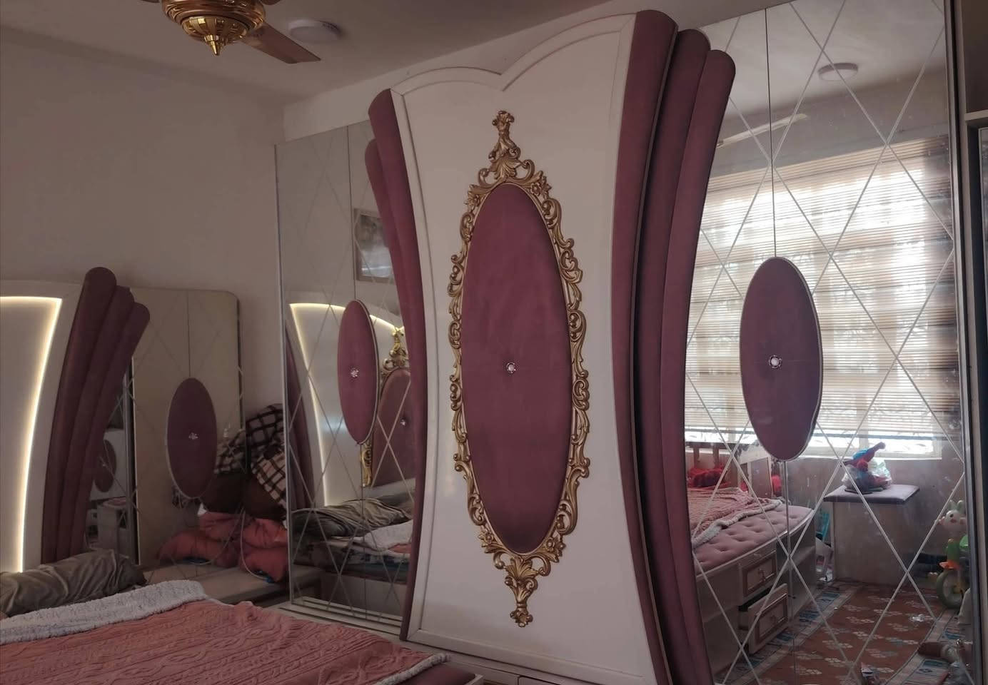 🛏️ غرفـة نوم تركـي (راقية جداً) للبيـع 🛏️
​لعشاق النظافة والجمال، غرفة نوم تركية متكاملة بحالة الوكالة.
​الحالة: نظافة ممتازة بنسبة 98% (شبه جديدة).
​الاستخدام: استعمال قليل جداً وحشمة.
​المكونات: تتكون من 10 قطع متناسقة وفخمة.
​سعر الشراء الأصلي: 1,900,000 دينار.
​سعر البيع الحالي: 1,450,000 دينار (سعر مناسب جداً مقارنة بالنظافة).
​📍 للتواصل والاستفسار (واتساب فقط):
📞 [***********]
