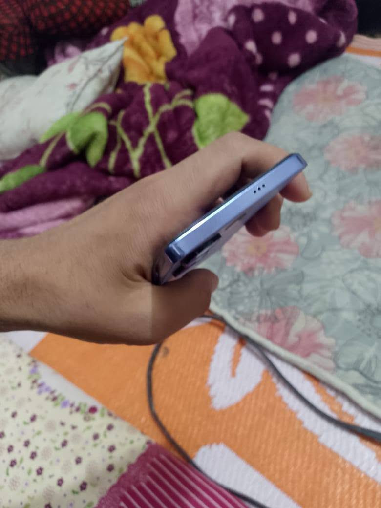 تكنو كامون 20 برو شاشه بيها خطين من الايسي مال شاشه ما مأثر ع اللمس ابد وسماعته الجوه ما تشتغل بس الفوك رايده 100 وبي مجال حك الجيه رقمي ***********
