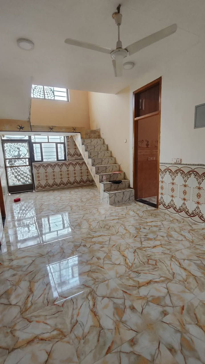 السلام عليكم ...
بيت للبيع طابو صرف خلف مدرسة بنت الهدى الابتدائية 
قريب على السوق 
مساحة البيت   (  237 م  )
 يحتوي على ...
1- غرفتين قياس لكل منهما  ( 3.5 عرض )  في  (  5.5 طول ) 
 2- وصالة قياس( 3.5 عرض )  في  ( 7.5 طول)
3-  وبراني  ( 3.5 عرض )  في  (7.5 طول) 
ويحتوي على حمام داخلي وخارجي
 والسقف البيت اعگادة شيلمان وزن ثقيل 
 والاساس كونكريت 60 × 40 
وارتفاعه عن الشارع 1 متر تقريبا
 وكما موضح بصورة ممر على طول البيت  وكذلك مع وجود مقطع فيديو مصور للبيت كله 
لمعرفة السعر اتصل على الرقم
***********

الموقع الجغرافي..... 

https://maps.app.goo.gl/TEVq7zJDCg2dxh2v6
