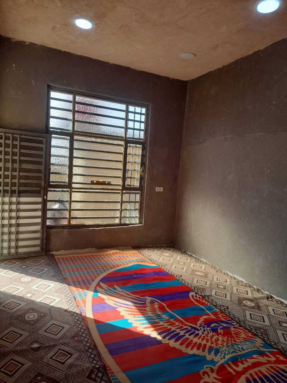 سلام عليكم الدار البيع دوانم الازم حي العسكري مساحه ١٤٠م ركن عل سده مقابل الساله الماي تصال ***********
