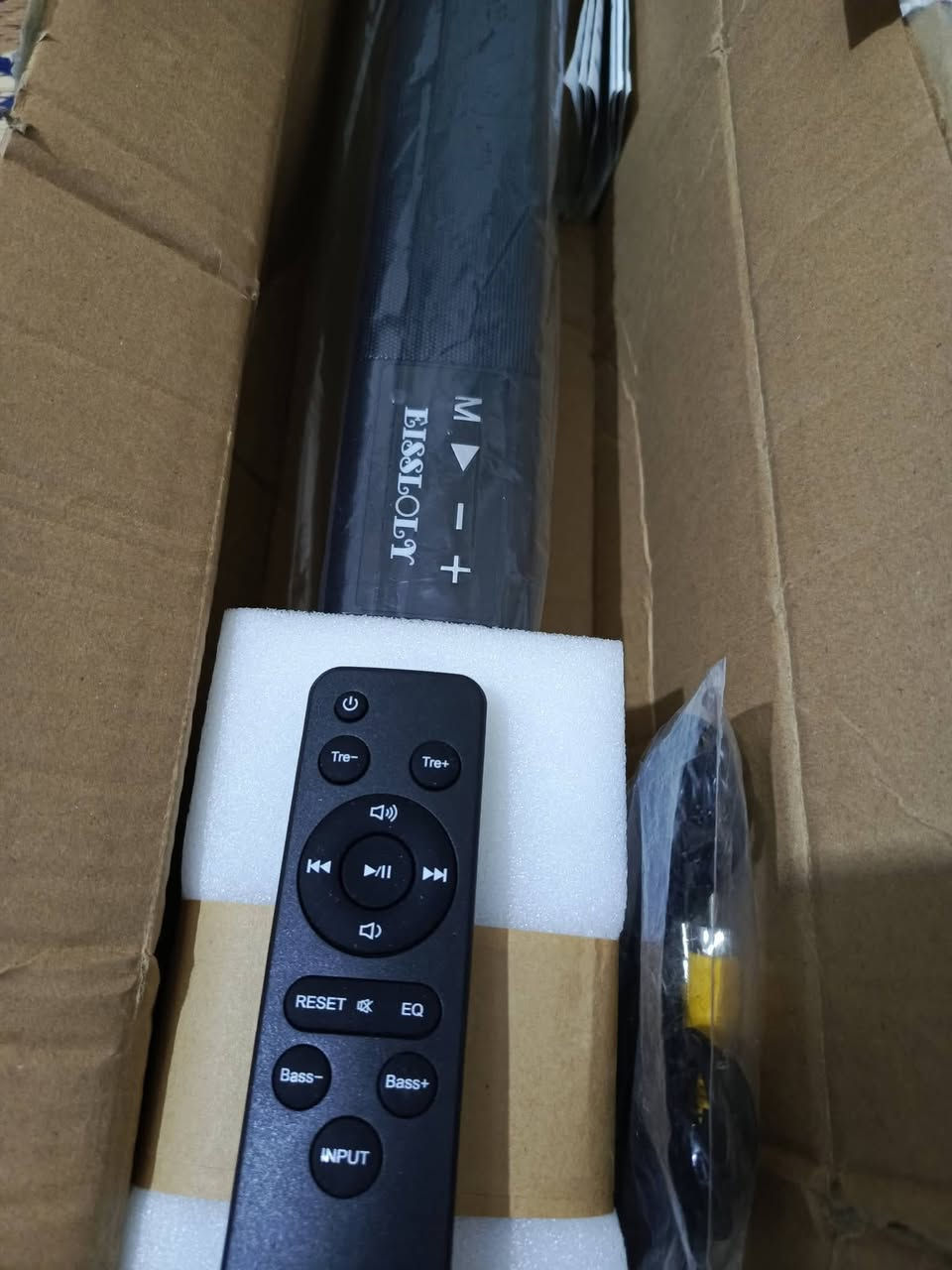 50 الأف 
 ساوند بار (Soundbar) نظام صوتي متكامل 🔊
​قوة الصوت /20 واط، وهذا يعني صوته عالي ومناسب جداً لغرف النوم أو الصالات المتوسطة، ويعتبر أقوى بهواية من
المدى اللاسلكي (Wireless Range): يوصل البلوتوث لمسافة أكثر من 10 أمتار، يعني تكدر تتحكم بالصوت وأنت بمكان بعيد عن الجهاز.
مدخل AUX: القياس ماله 3.5mm RCA، وهذا هو القياس القياسي اللي يربط على أغلب الأجهزة.
فولتية الشحن (Charge Voltage): يشتغل على 5 فولت (5V)، يعني تكدر تشحنه أو تشغله باستخدام "رأس شاحنة" موبايل عادي أو منفذ USB بالتلفزيون.
امزون جديد لوك كاملة


**إذا كنت صاحب هذا الإعلان وتريد حذفه لأي سبب، رجاءا أرسل رسالة إلى الدعم الفني**
