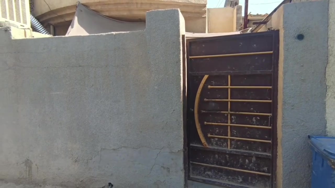 بيت زراعي سند ٢٥ مساحتة ١٠٠ متر قاط واحد يتكون من مدخلين وتواليت خارجي وحمام داخلي واستقبال وغرفة نوم ومطبخ والقاط الثاني مصعدين حياطين باقي بس سكف العنوان أبو دشير الزراعي إلي بصف معمل الببسي السعر ٤٨ وبي مجال  ***********
