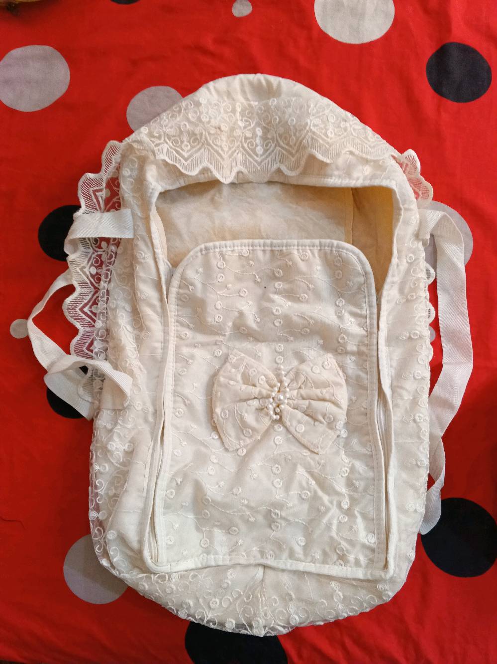 لبيع حجاية طفل راقية ومريحة، مغطاة بتطريز جميل من الخارج مع فيونكة لزيادة الأناقة. الحجاية مصنوعة من قماش عالي الجودة وتصلح للطفل منذ الولادة. تتضمن وضعية نوم مريحة وآمنة للطفل.

السعر مغري والمقاس مثالي للسفر أو الاستخدام في المنزل. الحجاية جديدة وفي حالتها الأصلية.