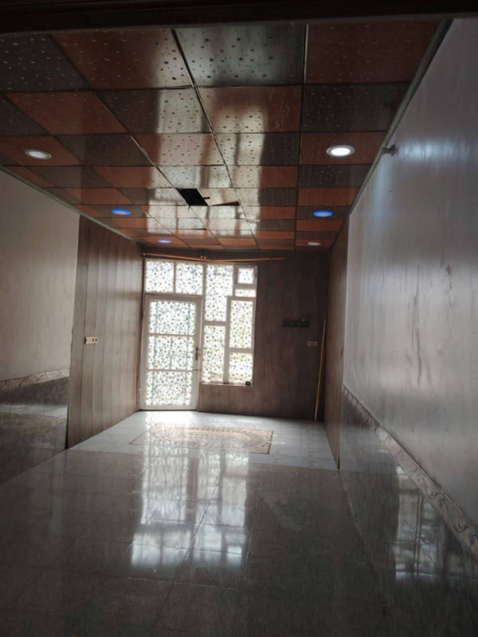 🛑 دار للإيجار
💰 سعر الإيجار: 400 ألف دينار شهريًا
⚠️ ملاحظة: يتم دفع إيجار أول ثلاثة أشهر مقدمًا.

📍 الموقع: النجف الأشرف – حي الميلاد
قرب سايدين ميلاد نصر
شارع الجنة – عمود 94
🚩 الدار واقعة على شارع الجنة مباشرة

📐 المساحة: 100 م²
🏠 الطابق: طابق ونصف

🔹 الطابق الأرضي:
غرفة – صالة – مطبخ – استقبال – صحيات داخلية – صحيات خارجية

🔹 الطابق الثاني:
غرفة – صالة – سطح

✨ مواصفات الدار:
بناء جديد ونظيف جدًا
سيراميك
سقوف ثانوية
سخان ماء
ماطور
عدد (2) تانكي ماء

🌟 مناسب للعوائل وموقع هادئ وقريب من الخدمات.

📞 للاستفسار:
***********
***********
