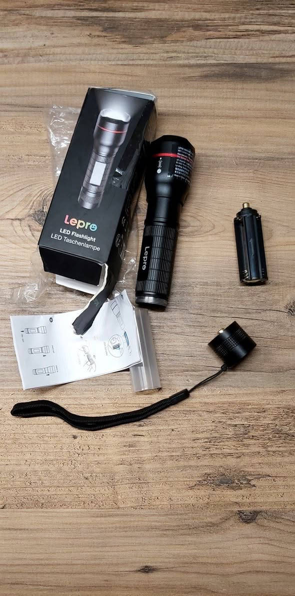 السلام عليكم 

 مصباح Lepro LE20027 LED يدوي 

المواصفات :
- الإضاءة: 300 لومن إضاءة قوية جداً، شعاع 120 درجة، تركيز قابل للتعديل للمسافات القريبة والبعيدة
- الأوضاع: 5 أوضاع - عالي، متوسط، منخفض، وميض، SOS للطوارئ
- البطارية: يعمل ببطارية 18650 أو 3 بطاريات AAA، يأتي مع حامل البطاريتين. البطاريات غير مرفقة
- التصميم: صغير الحجم، بلاستيك متين، مقاوم للماء IPX4 يتحمل المطر والثلج
- لون أسود

لمن يستخدم:
1. التخييم والرحلات لإضاءة المساحة أو المسافات البعيدة
2. الطوارئ وانقطاع الكهرباء مع وضع SOS للاستغاثة
3. الاستخدام اليومي تمشية الكلب، العمل بالخارج، البحث في الأماكن المظلمة.


**إذا كنت صاحب هذا الإعلان وتريد حذفه لأي سبب، رجاءا أرسل رسالة إلى الدعم الفني**