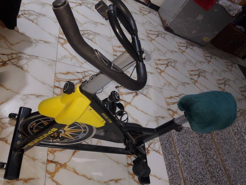 هذا الجهاز اسمه دراجة سبننج (Spinning Bike) أو دراجة رياضية ثابتة (Exercise Bike).
تُستخدم لـ:
حرق السعرات الحرارية والدهون.
تقوية عضلات الساقين والفخذين.
تحسين اللياقة وصحة القلب.
التمارين المنزلية.
ومن الصور يبدو أنها دراجة سبننج منزلية مع مقبض لتعديل المقاومة (الزر المكتوب عليه PUSH TO STOP)، حيث:
لفّه مع عقارب الساعة = مقاومة أثقل.
عكس عقارب الساعة = مقاومة أخف.
الضغط عليه = إيقاف العجلة بسرعة.
إذا تريد، أگدر أسويلك جدول تمارين 20–30 دقيقة يومياً على هذه الدراجة حسب هدفك (تنحيف، لياقة، أو تقوية الساقين). ناصرية, ذي قار


**إذا كنت صاحب هذا الإعلان وتريد حذفه لأي سبب، رجاءا أرسل رسالة إلى الدعم الفني**