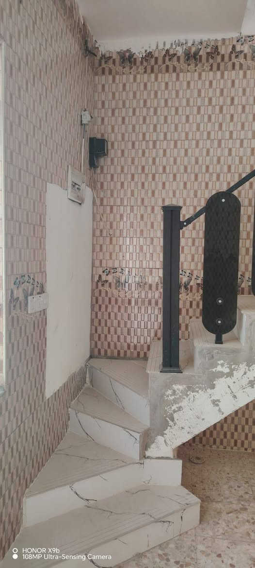 ‏بيت لبيع مساحته ١٠٠ متر بالوفاء مقابل الهندية استقبال وصالتين ومطبخ وأربع غرف نوم سعره ١٤٥ وبيه مجال للاستفسار مكتب بركات ام البنين ***********
‏
