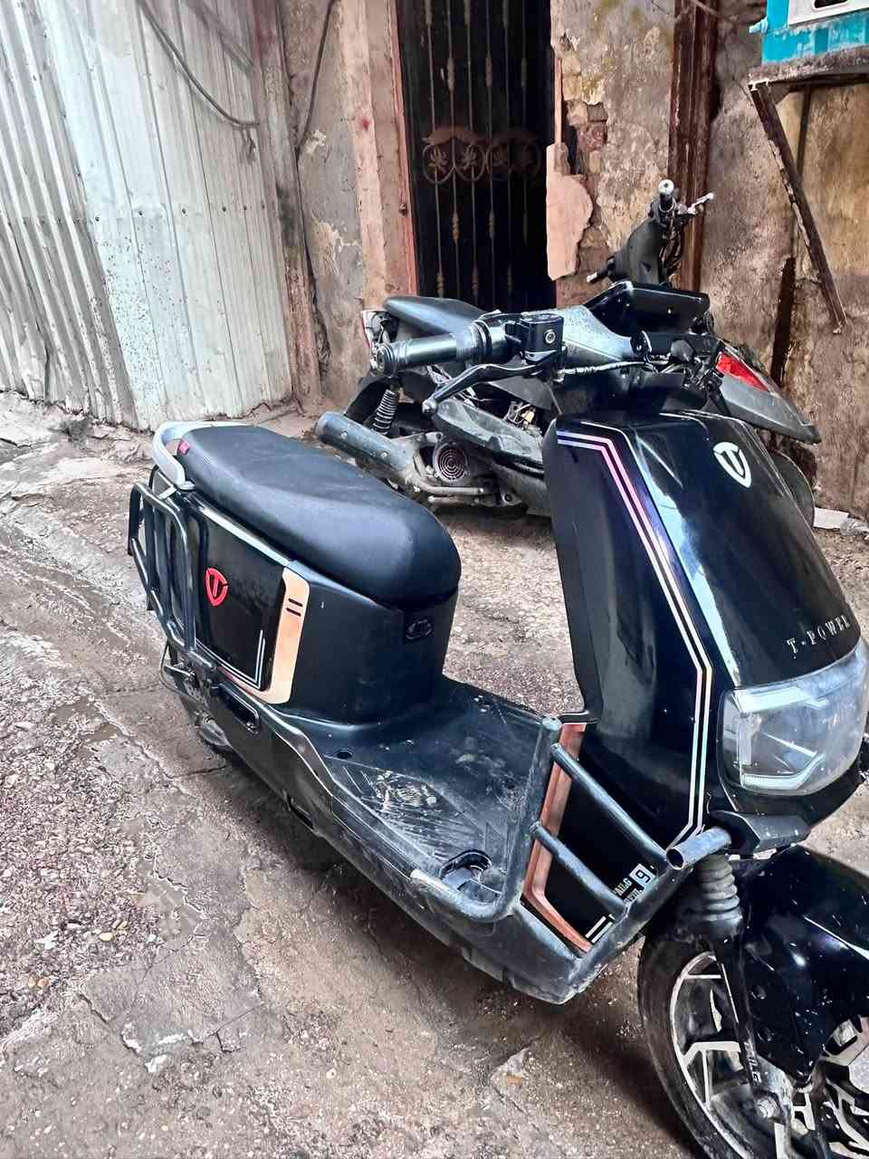 دراجه شحن شركه تالج نوعيه (تيسلا) ست بطاريات مسطره الحجم الكبير الدراجه مشي خير من الله وبطارياتهة كلهة جدد استعمال دراجه ست اشهر دراجه نضيفه وبيهة بعض نواقص 
بيهة جنكال نقص مال غراض 
وبيهة مرايه مكسورة فوك عداد مال كيلو متر 
يعني نواقصهة ميتعدن 50 ألف 
وتجوة فقط ذني نواقص 
سعر الدراجه 800الف وبيهة مجال للشراي 
لاستفسار خاص *********** 
هاذا رقمي
