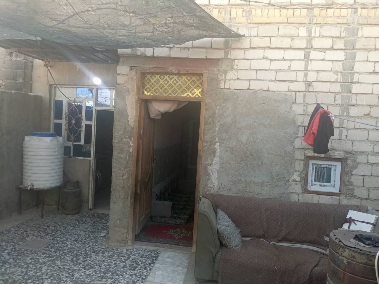 يالله يارزاق 🏣
🏠بيت للبيع 115 متر م للبيت.طابقين 🏣  طابوزراعي مشمول بلتطوب 

كوفه. نفق المختار مالت حي ميسان شارع مدرسه تل الزعتر
 
شارع الزوار قرب متنزه جنات الكوفه 

ألرضيه كاشي   سراميك كامل من كلشي بيت كلش نضيف 

يحتوي ع غرفتين جوه. وغرفتين. فوك العدد 4غرف 

+ صاله عدد 1 + مطبخ + استقبال +صطح كامل + ساحه + تخاريج خارجيه وداخليه 
ا
التفاصيل تصل *********** وتساب.
