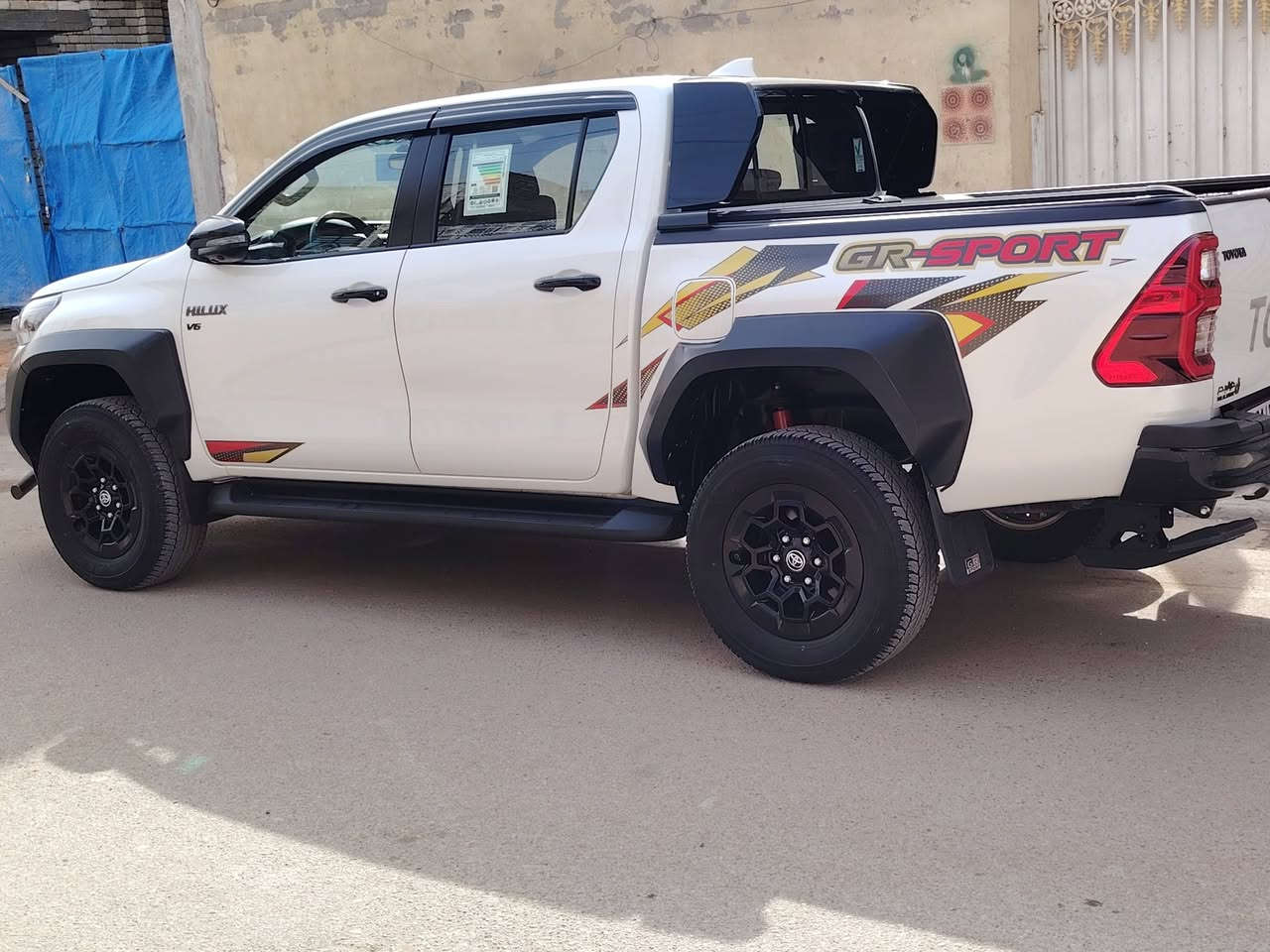 سلام عليكم
للبيع جي ار موديل 2024 رقم بغداد انكليزي تحويل مباشر محرك 6 سلندر فول موصفات 
مكاني بغداد سياره مكفولة من صبغ وفتح 
اي نقص مابيهة 
السعر عل انتصال ***********
