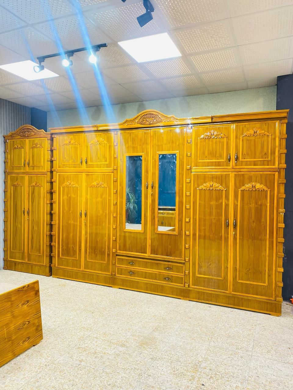 السعر  ((مليونين. و٢٦٠ الف 

ضمن وجبه الدرجه الممتازة 
شغل ثقيل
موديل مسرح ٦ابواب ملحق طابقين

الخارج صاج 5ملم 

الداخل صاج طبيعي 5ملم 
القواعد بلوك صاج 
الزاويه ملحق طابقين بارتفاع الكنتور 
السرير بلوك ٦ارجل 
الضهر جرجوبه دفن شد براغي  
ارتفاع الكنتور مترتين و٧٠سم 
والعرض ٣امتار ونص
هديه طابوريه 

متوفر خدمه توصيل بس 

*********** الاستفسار واتساب
